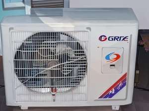 空調一開就噼里啪啦的響是怎么回事？