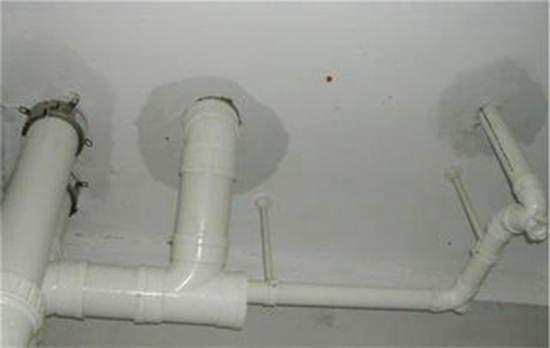 衛(wèi)生間水管漏水到樓下怎么辦?常見解決方法有哪些？